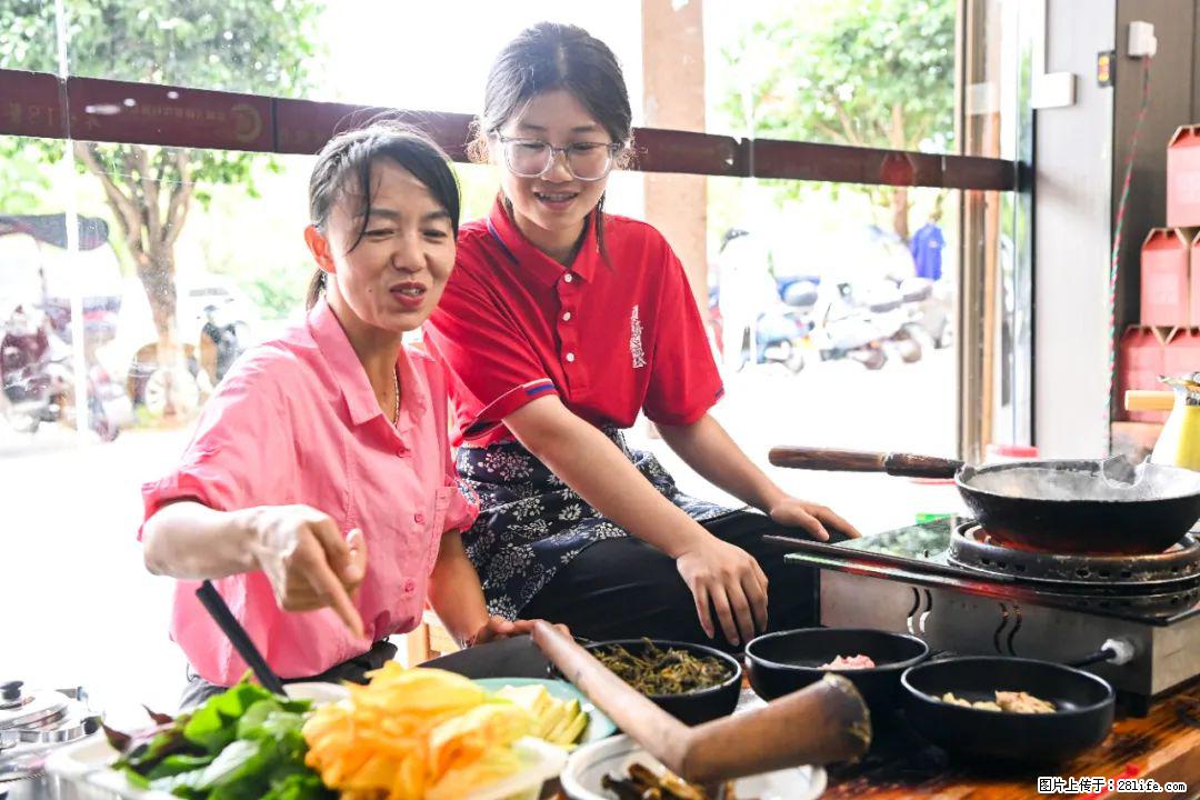 全网追的“扁担女孩”,找了一份暑假工,时薪12元 - 商丘生活资讯 - 商丘28生活网 sq.28life.com