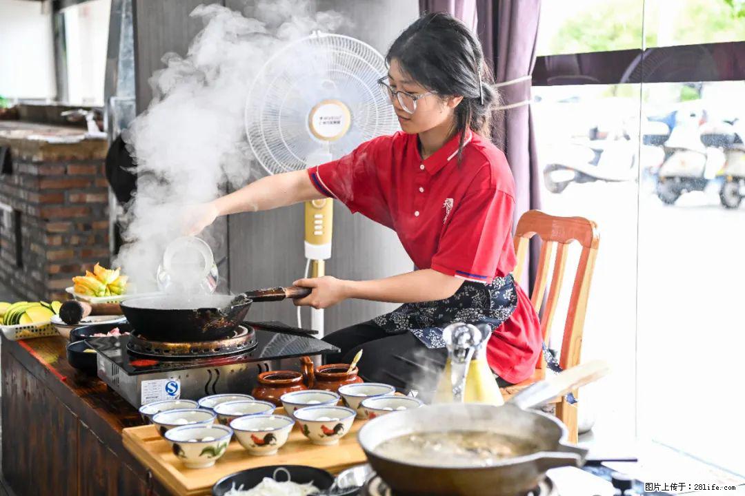 全网追的“扁担女孩”,找了一份暑假工,时薪12元 - 商丘生活资讯 - 商丘28生活网 sq.28life.com